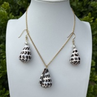 Ensemble de boucles d'oreilles et collier en acier inoxydable avec coquillages coniques hébreux naturels d'Hawaï Conus Ebraeus, bijoux tendance pour femmes
