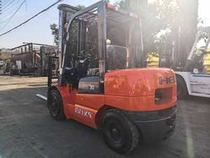 Carretilla elevadora diesel usada de 3 toneladas HELI CPCD con tres maestros para uso minorista en Shanghai - Product Image 4