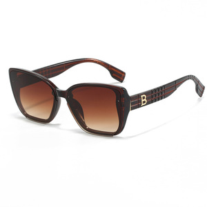 Gafas de Sol de Moda al por Mayor para Mujer, Elegantes, para Viajes al Aire Libre, Multicolores, con Marco Grande y Detalles de Remache - Product Image 3