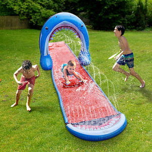 Tobogán acuático inflable para niños, tobogán de PVC para exteriores con función de pulverización para uso doméstico. - Product Image 1