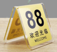 Porte-nom de table triangulaire en acrylique personnalisé Fujian pour affichage sur bureau lors de conférences