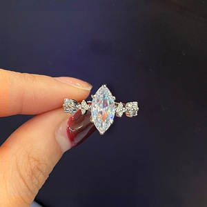 Elegante Anello da Donna con Taglio Marquise, Gioiello Scintillante in Lega Regolabile, Stile Moderno per Matrimoni - Product Image 6
