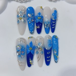 <span class=keywords><strong>Ongles</strong></span> ovales faits main avec pointes bleues, base blanche, fleurs <span class=keywords><strong>en</strong></span> relief et strass, 10 pièces - Product Image 5