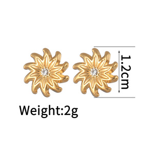 Pendientes de tuerca EH489 con girasol en relieve y circonitas cúbicas, de acero inoxidable 316L, chapados en oro/plata de 18K, que no se deslustran, hipoalergénicos. - Product Image 5