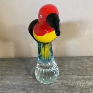Figurine d'oiseau en verre soufflé coloré, dôme en verre, détails rouge, jaune, noir, thème animal, pièce d'art décorative artisanale, mini-monde en verre - Product Image 1