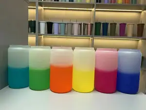 Özelleştirilmiş 16oz cam bardak tek katmanlı saman renk değiştiren su şişesi mühür ile soğuk sıcaklık değişimi depolama tankı