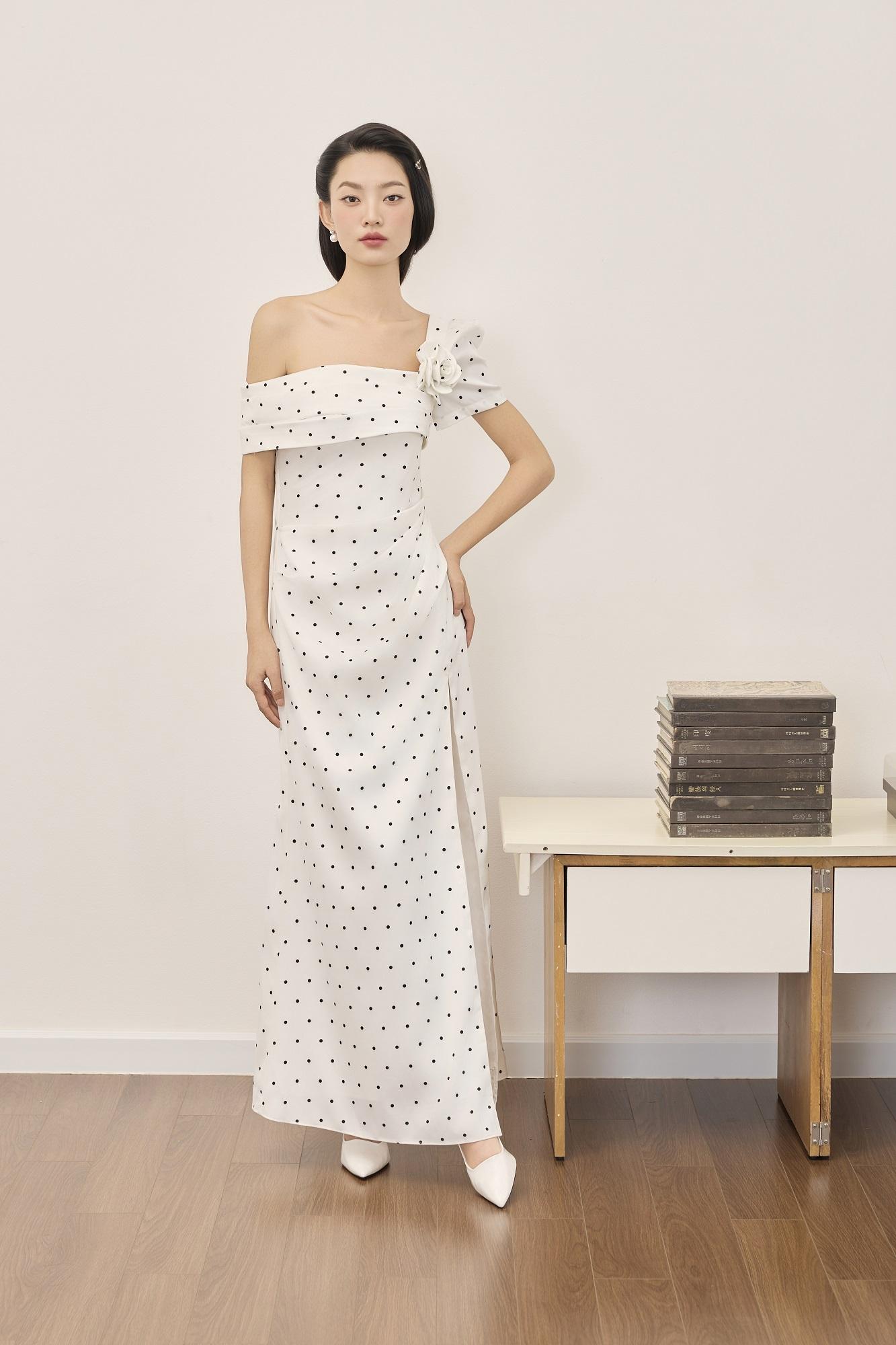 สีขาวลายจุดสีดำ