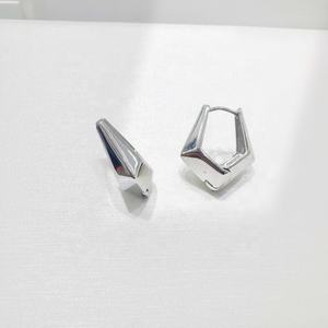 ต่างหูห่วงเงินแท้ 925 แบบตะวันตกสองสี รุ่น 2026 ราคาโรงงาน ขายส่ง ต่างหูห่วงทรงเรขาคณิตบิดเกลียวแฟชั่นฮิปฮอป - Product Image 3