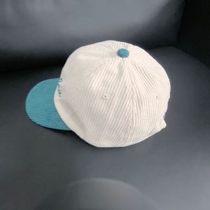 Casquette de baseball sportive 6 panneaux de haute qualité pour l'extérieur, vente en gros, logo brodé personnalisé, trous découpés au laser, lettres brodées à la main style streetwear - Product Image 3
