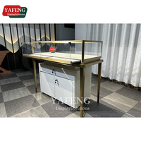Maßgeschneiderte Moderne Edelstahl Schmuckvitrine mit Gehärtetem Glas für Einzelhandelsgeschäfte LED Marmor MDF Metall