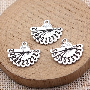 Abalorio de Abanico Plegable Calado 20x16mm de Aleación de Zinc Plateado Antiguo para Joyería de Danza Flamenca - Product Image 2