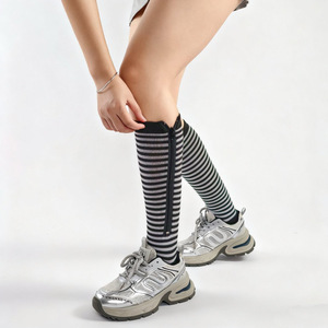Calcetines de compresión hasta media pantorrilla para mujer con cremallera lateral, rayas negras, estilo deportivo para uso diario informal. - Product Image 2