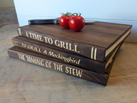 Planche à découper en bois massif en forme de livre, avec support en bois, pour le fromage et le pain, comme un livre vintage