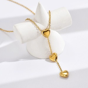 Collier en acier inoxydable tendance, plaqué or 18 carats, avec trois pendentifs en forme de cœur. Collier luxueux à pampilles en forme de cœur. Vente en gros disponible. - Product Image 2