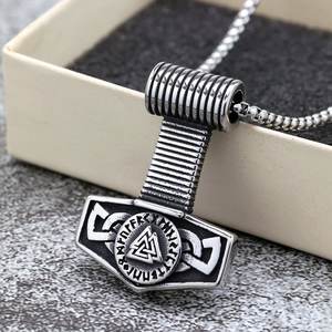 Collar Vikingo Unisex de Acero Inoxidable Nórdico con Diseño de Runas, Forma de Escudo, Geométrico Asimétrico, Regalo para Ropa - Product Image 3