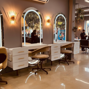 Moderna Estación de Barbería de Lujo en Dorado y Negro con Material de Madera y Espejo de Salón para Salones de Belleza y Barberías - Product Image 2