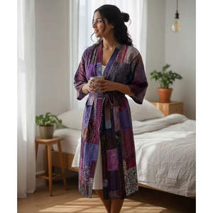 Elegante Bata Kimono Acolchada Kantha de Verano, Hecha a Mano con Parches de Sari de Seda, Estilo Indio - Product Image 1