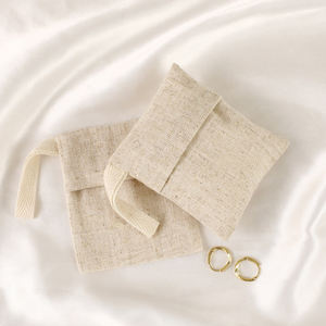 Sac carré en coton personnalisé avec cordon de serrage, logo et couleur sur mesure - Pochette élégante pour petits bijoux et lunettes de soleil, idéale pour l'emballage cadeau - Product Image 3