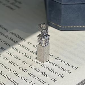 Pendentif rectangulaire Wenchi S925 en argent pur, finition brossée, style vintage simple et élégant, design de niche de luxe, Chine - Product Image 3