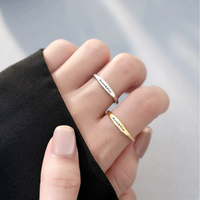 Minimalisti scher hand gefertigter gravierter Stapel-Edelstahl ring Benutzer definierter vergoldeter einnehmender Brief Personal isierte Anfangs namen ringe