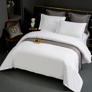 Couette de luxe en polyester taille Queen, respirante et matelassée, pour l'hiver, hypoallergénique, lavable en machine - Product Image 1