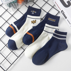 2024 printemps été hommes à la mode court Tube <span class=keywords><strong>chaussettes</strong></span> sueur absorbant <span class=keywords><strong>et</strong></span> respirant sport bas en gros lettre à motifs - Product Image 2