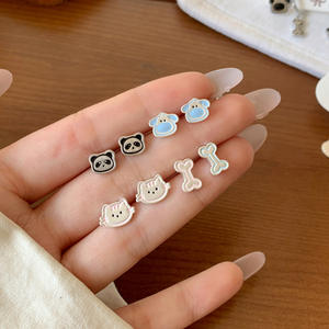 Pendientes de diseño de gato asiático, gatito de dibujos animados, aguja plateada, divertidos, dulces, lindos, con diseño de aceite, para estudiantes - Product Image 3