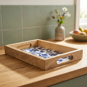 Plateau de service rectangulaire en bois d'acacia écologique de luxe avec doublure florale bleue, design nordique peint à la main, poignées sculptées durables - Product Image 1
