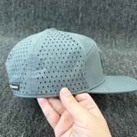 Casquette de baseball haute performance à 7 panneaux, imperméable, avec patch en caoutchouc personnalisé découpé au laser, coutures exquises
