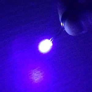 紫外紫色3毫米390nm 400nm 100mcd短针圆形透明透镜30度3毫米发光二极管灯泡