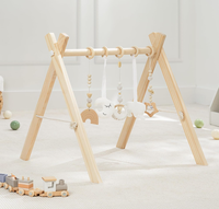 Structure de jeu Montessori en bois pour bébé, montage facile sans outils, avec 5 jouets sensoriels suspendus et finition naturelle