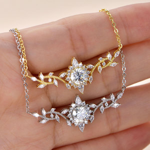 Delicado Collar con Colgante de Flor de Moissanita VVS GRA de Corte Redondo con Hojas Florales de Circonita Cúbica Pavé, Joyería de Cobre con Relleno de Oro de 14K de Diseño - Product Image 5