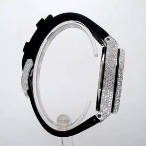 Montre en acier inoxydable argenté, sertie de diamants VVS, de luxe, best-seller, idéale pour un anniversaire ou un cadeau, disponible à la vente - Product Image 2