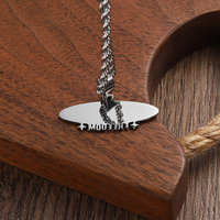 Charme de pendentif personnalisé en acier inoxydable argenté avec gaufrage 2D mots design logo nom lettre collier avec boîtes d'emballage