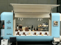 Remorque à café avec enveloppe personnalisée et bar à expresso, café mobile emblématique pour les mariages et les événements photographiques de style de vie