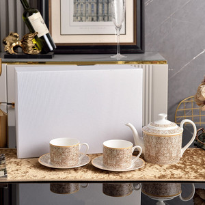 Ensemble tasse à café et soucoupe en porcelaine fine pour usage domestique - Série Ciel Étoilé Rose avec motif de couple de dessins animés - Product Image 1