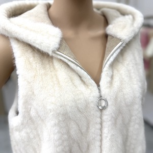 Gilet de luxe en fausse fourrure Cardigan Style fermeture éclair torsion gaufrage veste <span class=keywords><strong>sans</strong></span> manches vêtements d'extérieur décontractés bouton décoration imprimé revêtement - Product Image 4