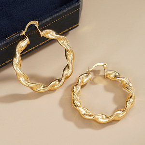 Orecchini a Spirale per Donna, Gioielli Minimalisti in Metallo Texturizzato, Accessorio di Moda per Uso Quotidiano - Product Image 2