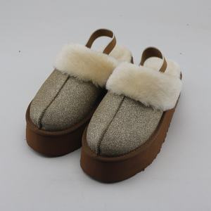 Pantofole con plateau lucido oro con pelliccia a vista - Product Image 1