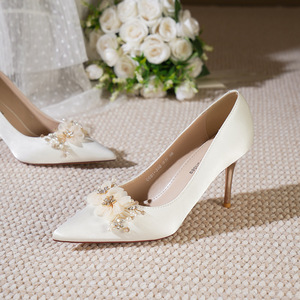 Escarpins de mariée tendance en satin uni, à bout pointu, talon aiguille, décor floral, chaussures de mariage à talon haut 6681-30B - Product Image 3