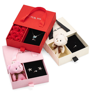 Hộp quà hình vuông có thể tùy chỉnh logo năm <span class=keywords><strong>2025</strong></span>, hình gấu & hoa xà phòng, dùng để đựng bông tai & đồ trang sức - Product Image 1