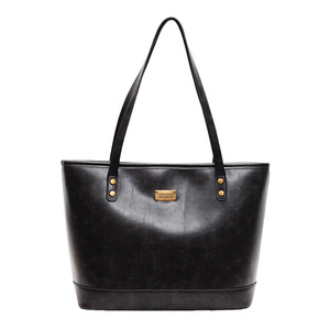 Sac fourre-tout en cuir vintage marron foncé avec embellissements en métal sac à main à bandoulière de style minimaliste pour femmes - Product Image 1