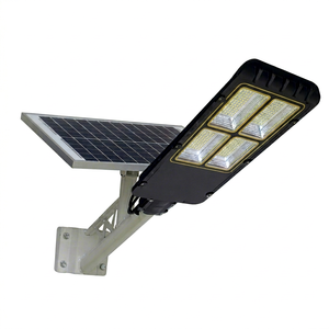 Projecteur LED Solaire 200W IP67 Télécommande 5000K Lumière du Jour Angle de Faisceau 120° IRC 85 Montage au Sol Corps en Plastique Compatible Nest - Product Image 1