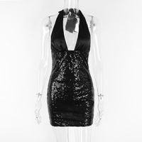 Vente en gros OEM ODM Dropshipping Robe moulante mini en satin noir à col halterneck et décolleté plongeant pour femmes