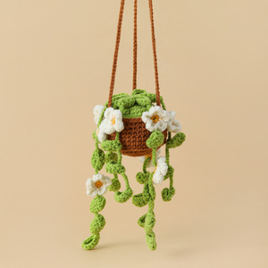 Pendentif artisanal transfrontalier style influenceur : panier suspendu en forme de vigne de fraises multi-branches, petite fleur au crochet, tressé - Product Image 2