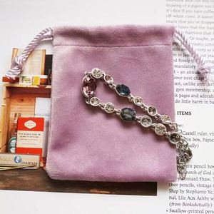 Pochette à cordon en velours doux de haute qualité avec impression sérigraphique, sac anti-poussière rose recyclable et rubans en soie - Product Image 3