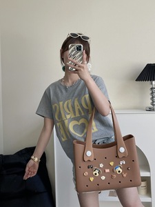 Sac de plage en EVA personnalisé avec logo, deux poignées, pliable, couleur bonbon, avec breloques en silicone, insert en pompon, perles et diamants – Vente en gros - Product Image 5