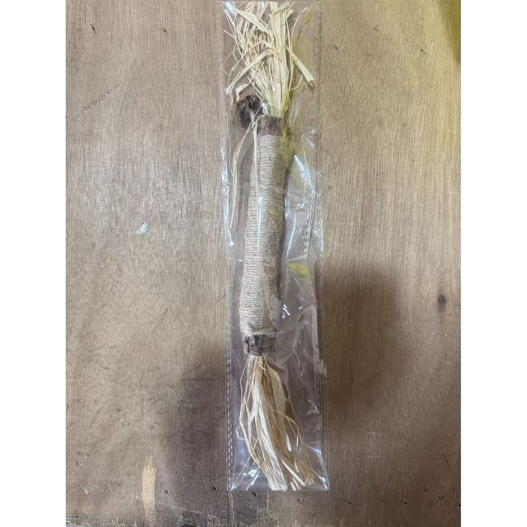 Disponible en sachet, contenant une tige pure et extra-longue de *Polygonum hydropiper* (1,9-2,3 cm de diamètre, 38 cm de longueur).