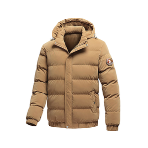 Abrigo de lana lavada color canela para hombre con logo de insignia, chaqueta acolchada informal impermeable de corte regular con cuello alto - Product Image 1