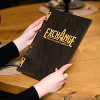 Porte-menu en bois luxueux et personnalisé pour bar et restaurant, avec couverture en contreplaqué sculptée avec un logo coloré, relié par vis.
